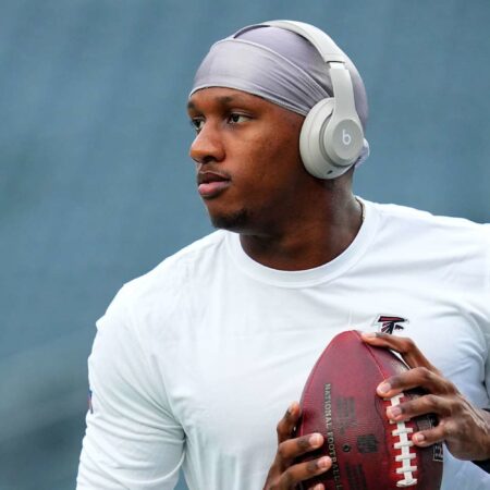 NFL fans want Penix Jr. to replace Cousins.